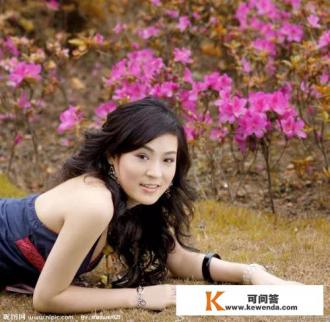 美女拍到陌生男子在其杯中下药，女生要如何提高警惕避免被人侵犯