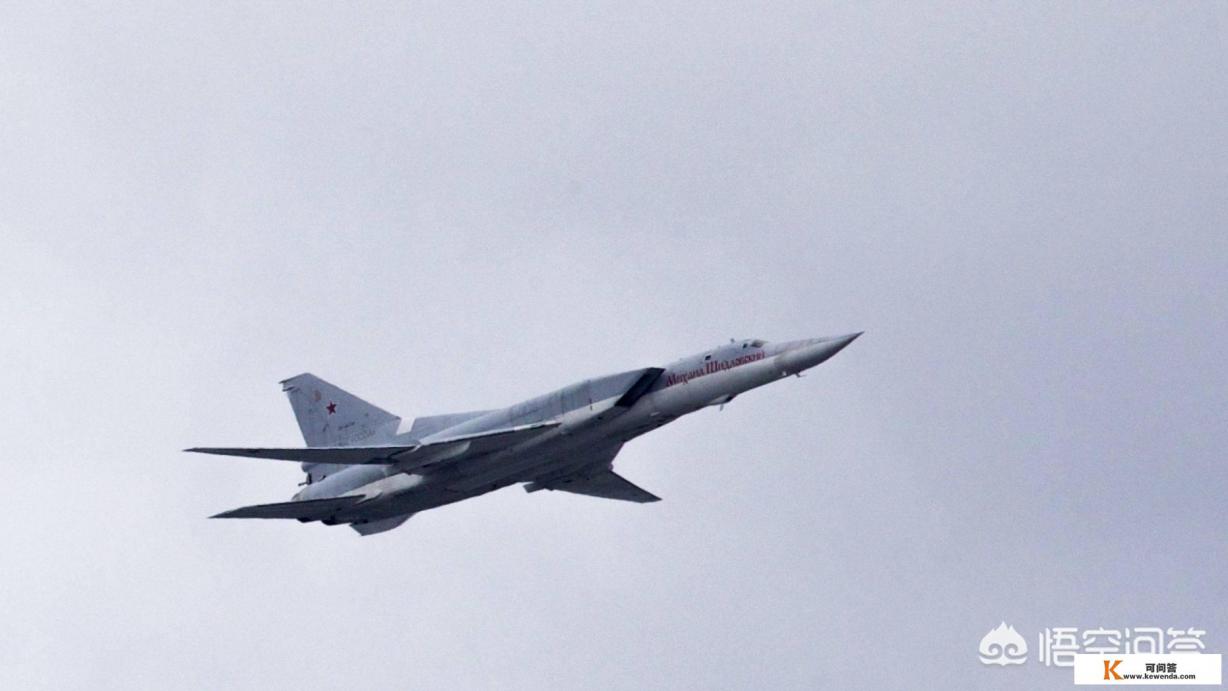 俄一架战略轰炸机降落时坠毁，致3人死亡，原因是什么'?如机上带有核武器会有危险吗