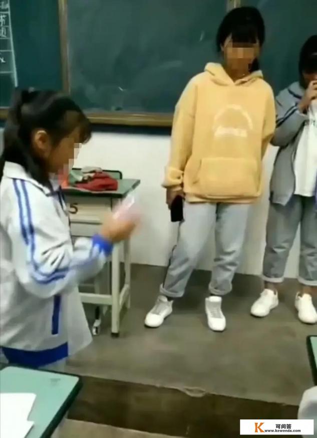 云南蒙自的三名学生带手机入校，被老师强逼摔毁，如何看待