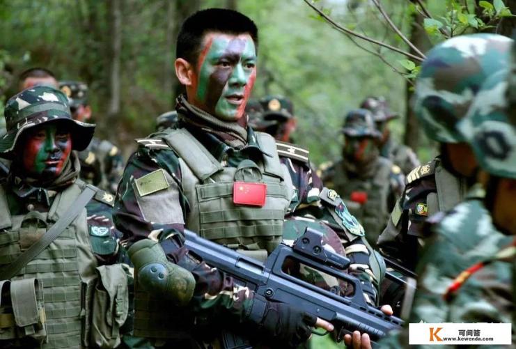 在影视作品中，特种兵郊外执行任务，为何涂迷彩？特警在城市抓捕罪犯为何戴面罩