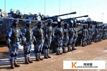 在影视作品中，特种兵郊外执行任务，为何涂迷彩？特警在城市抓捕罪犯为何戴面罩