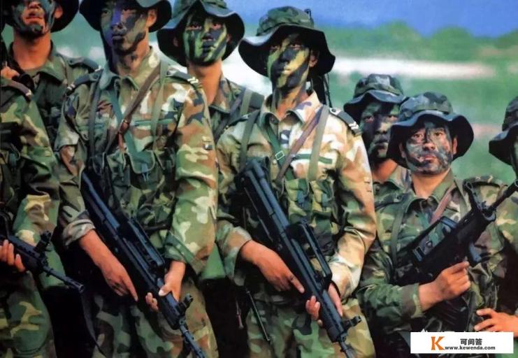 在影视作品中，特种兵郊外执行任务，为何涂迷彩？特警在城市抓捕罪犯为何戴面罩