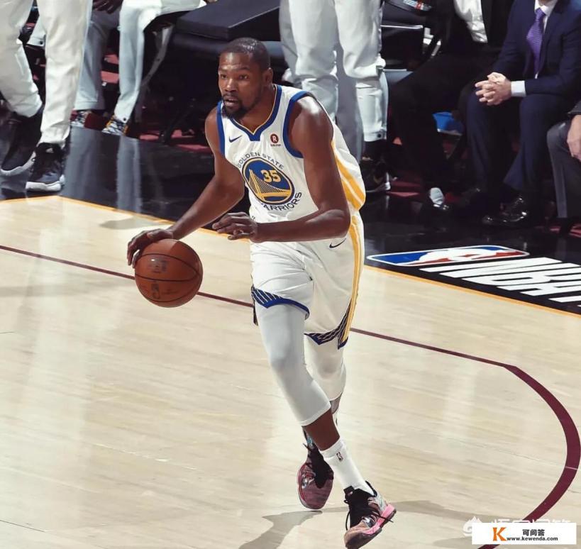 总决赛G3赛后，杜兰特返回酒店时遭到骑士球迷挑衅，你如何看待这件事