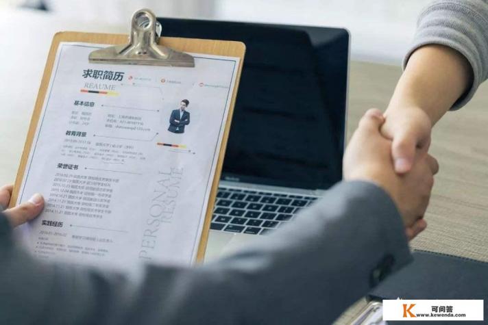 公司老板约好时间开电话会议，自己却迟到半小时，下属可以找借口不参加吗