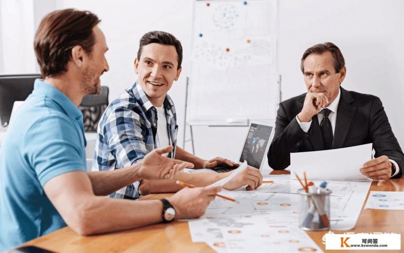 公司老板约好时间开电话会议，自己却迟到半小时，下属可以找借口不参加吗