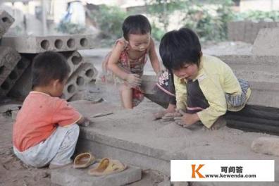 在你记忆里，第一次看过的一本课外书或者小说，连环画，小人书的名字叫什么