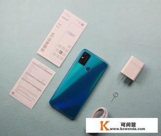 能否推荐一款1000元以内的智能手机，主要是给父母用，哪款最合适