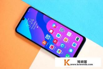 能否推荐一款1000元以内的智能手机，主要是给父母用，哪款最合适