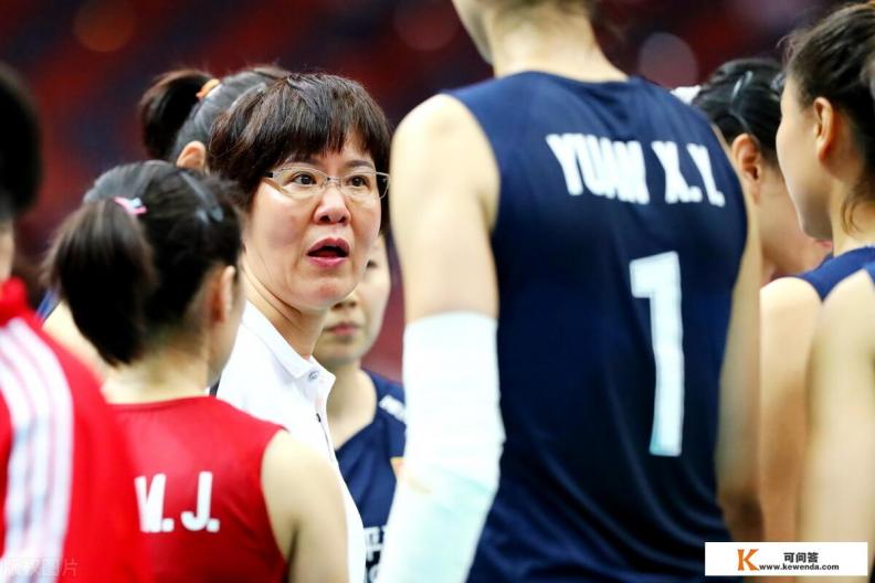 太意外！郎平竟亲自率替补阵容奔赴意大利，她的意图何在