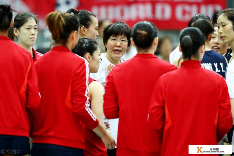 太意外！郎平竟亲自率替补阵容奔赴意大利，她的意图何在
