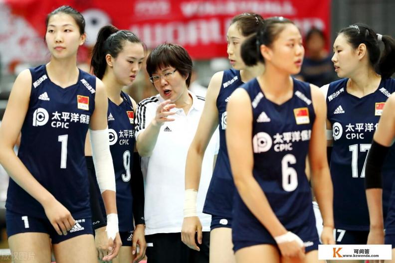 太意外！郎平竟亲自率替补阵容奔赴意大利，她的意图何在